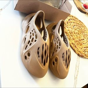 Stone sage Tan Yeezy foam runners size 8. Lightly worn. Great condition.